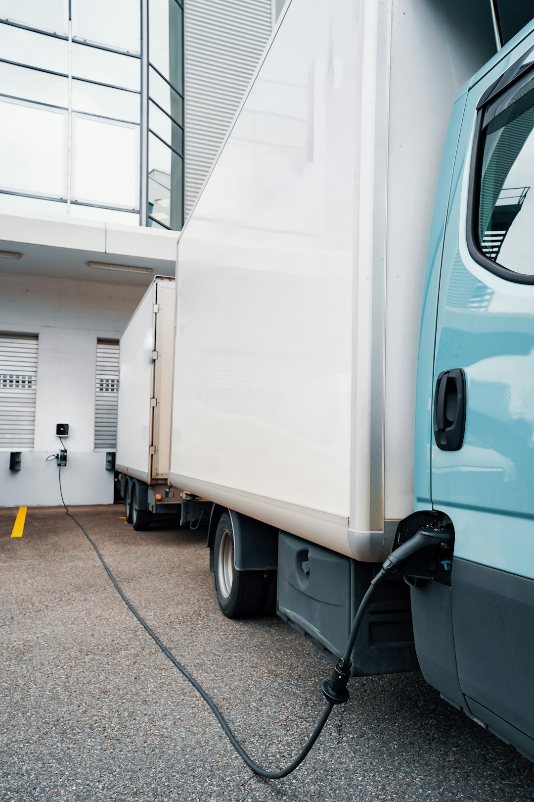 About Long truck charging at a loading dock with an extra long charging cable.